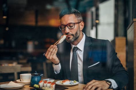 fotos en restaurantes hombres|394.000+ Hombre Restaurante Fotografías de stock, .